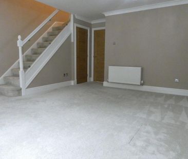 2 bedroom mews to rent - Photo 1