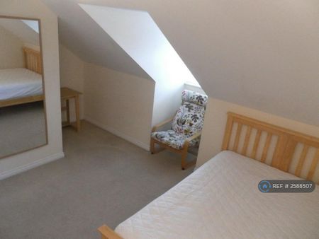 4 bedroom end of terrace house to rent - Photo 5