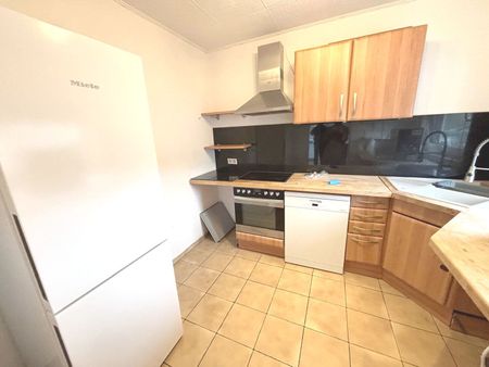 Langsur: Viel Raum für Familie oder WG – 4-Zimmer-Wohnung mit Einbauküche und Balkon. - Foto 2