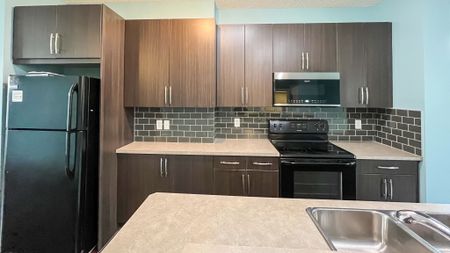 Sunlit 3 Storey End Unit Townhouse. Special Incentive - Photo 3