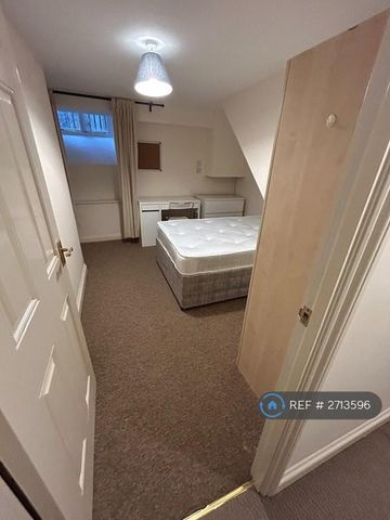 3 bedroom flat to rent - Photo 2