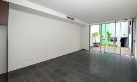 DESIGNER FIVE BEDROOM BOUTIQUE TERRACE ON LONG OR SHORT LEASE! - Photo 3