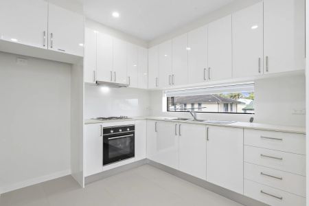 CENTRAL, PRIVATE LIVING - 2 BEDROOM GRANNY FLAT - Photo 2