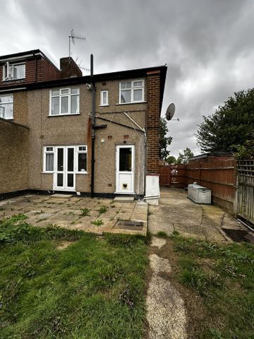 3 bedroom semi-detached house to rent - Photo 5
