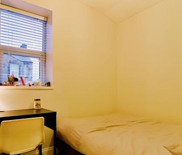 6 Bed 2 Bath - Photo 3