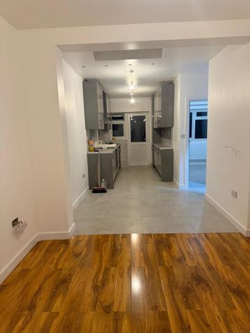 3 bedroom flat to rent - Photo 4