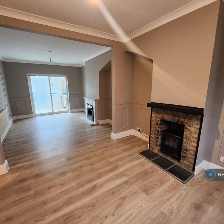 3 bedroom end of terrace house to rent - Photo 1