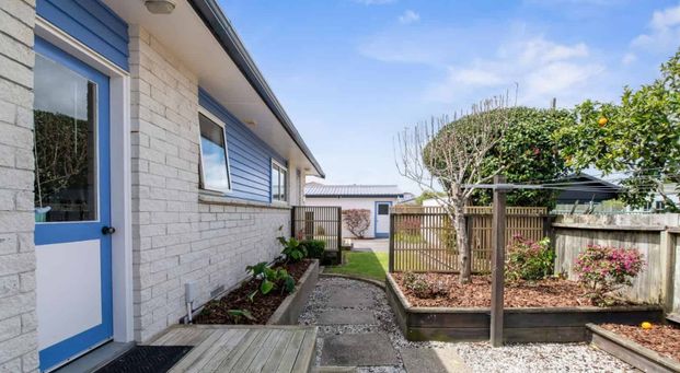 Central Three Bedroom Home - Photo 1