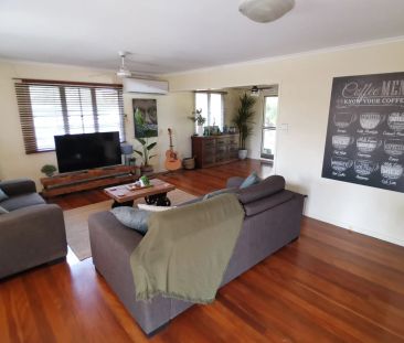 Elevated, spacious postwar home! - Photo 4