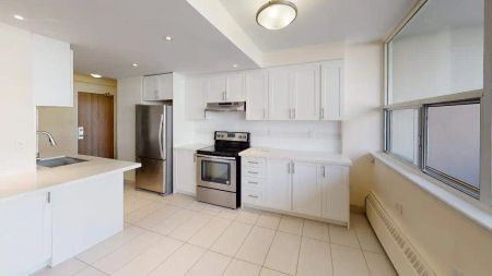66 Broadway Avenue Toronto — Deluxe Large 1 Bedroom Apartment - Photo 2