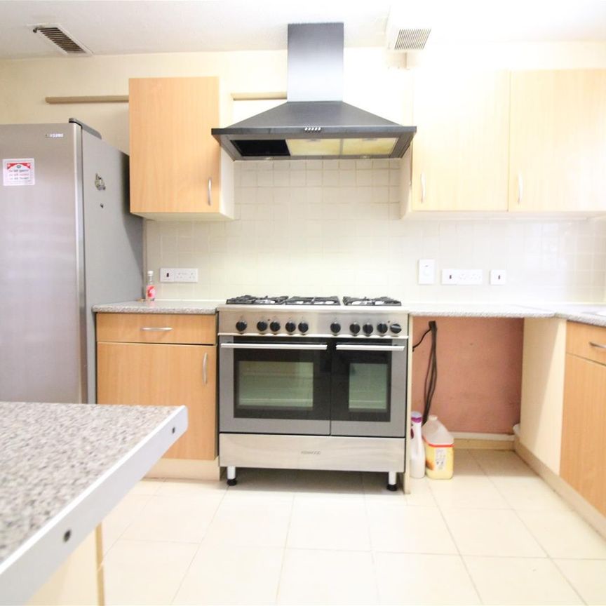 Wellington Road North, Hounslow - Photo 1