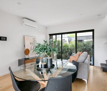 Stylish modern townhouse with rear deck - Photo 1
