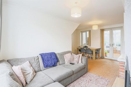 Don Avenue, York - Photo 2