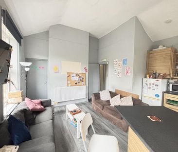 4 bedroom flat to rent - Photo 2