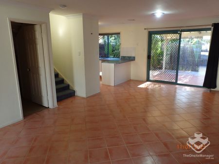 Centrally located 3 bed townhouse available in Carrara soon - water included - Photo 4