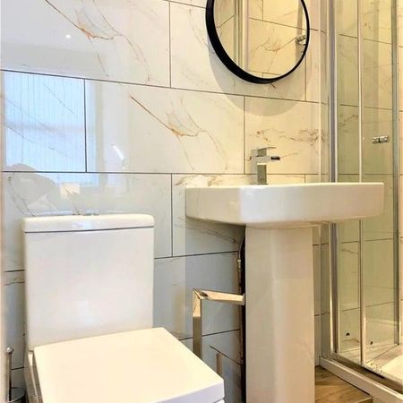 1 bedroom in a flat share to rent - Photo 4