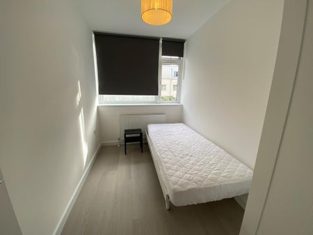 1 bedroom in a flat share to rent - Photo 2