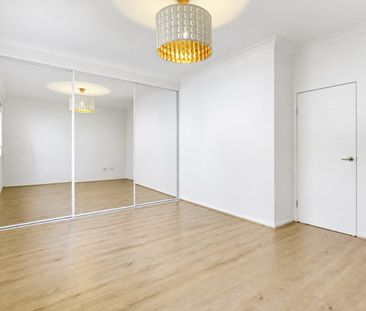 Spacious Ground Floor Apartment with Private Courtyard - Photo 3
