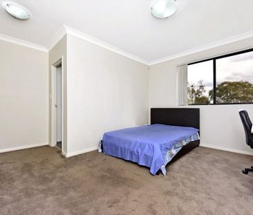 Modern 2-Bedroom Ground Floor Apartment – Prime Location in Westmead - Photo 2