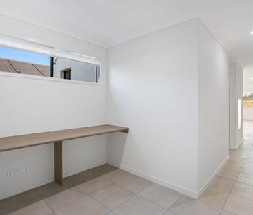 8 Sunset Cct, Flagstone, Qld 4280 - Photo 2