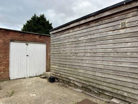 3 bedroom end of terrace house to rent - Photo 2
