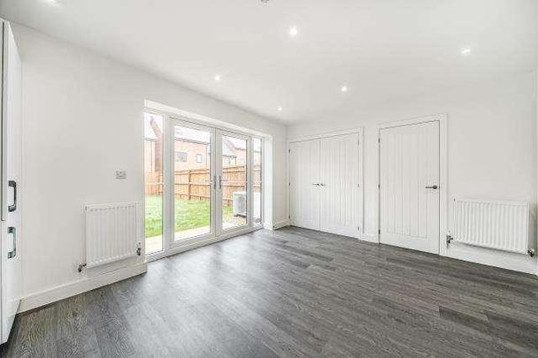 Hmo Eighth Avenue De, Aylesbury, HP21 - Photo 1