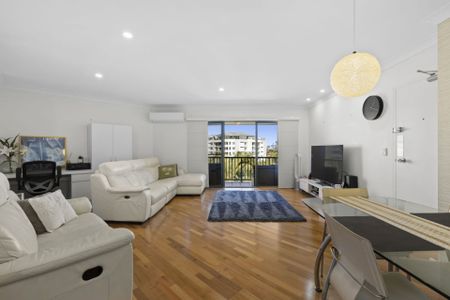Stylish Fully-Furnished Apartment in Prime Southport Location! - Photo 5