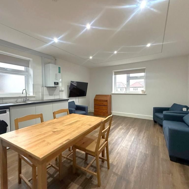 4 bedroom flat to rent - Photo 1