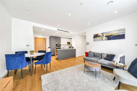 Spacious two bedroom apartment with access to private balcony - Photo 2
