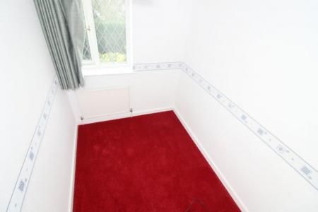 S12 - Hollybank Drive - 3 bed - Photo 4