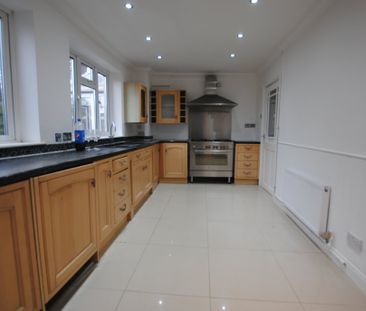 Robin Hood Lane, Chatham, London - Photo 6