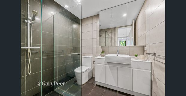 Courtyard entertainer in a luxurious boutique block - Photo 1