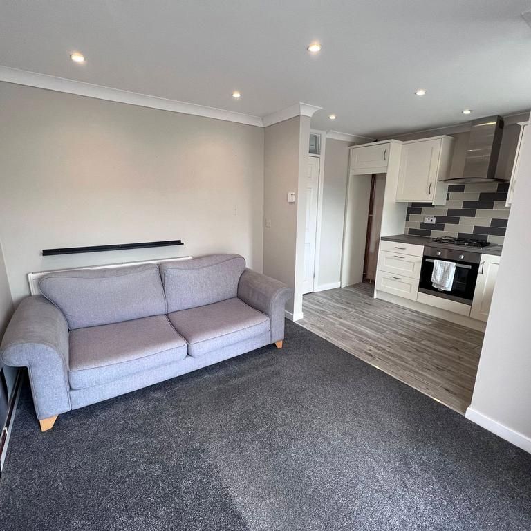 2 bedroom semi-detached bungalow to rent - Photo 1