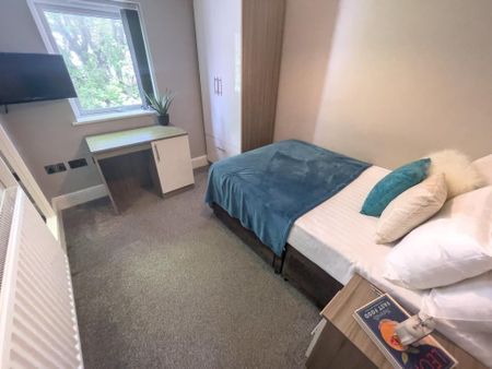 6 bedroom terraced house to rent - Photo 2