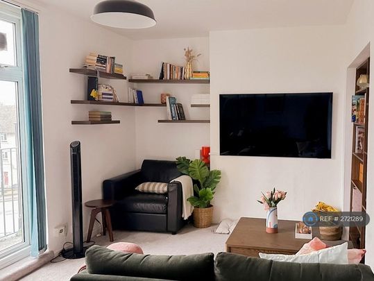 1 bedroom in a flat share to rent - Photo 1