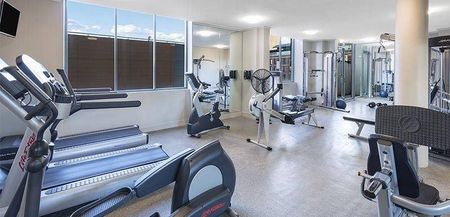 NEWLY RENOVATED - spacious studio apartment - new floorboards to come - Photo 5