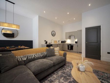 High Street - Photo 2