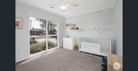 STYLISH, SPACIOUS & READY TO ENJOY - THE PERFECT FAMILY HOME AWAITS! - Photo 4