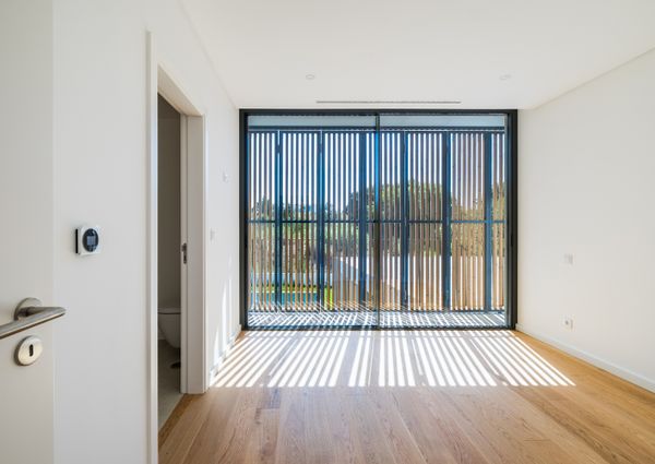 Moradia T6 de arquitetura moderna inserida no Golfe de Oeiras