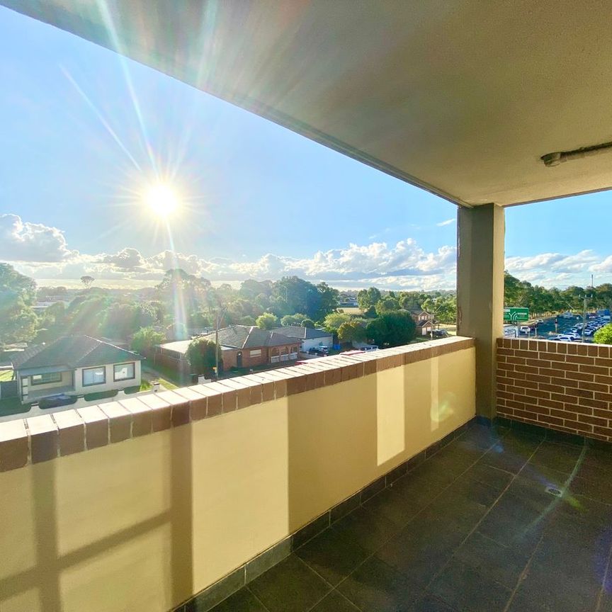Sunlit 2 Bedroom Apartment in Prime Location! - Photo 1