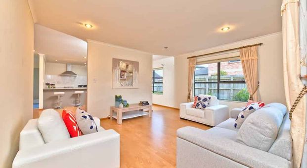 Spacious, Semi-Furnished Home in Manurewa - Available NOW! - Photo 1