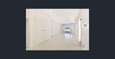 MODERN LIVING - PERFECTLY POSITIONED IN A1 HOMEBUSH VILLAGE LOCATION - Photo 2