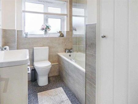 Waterside Mead, Canvey Island, SS8 - Photo 2