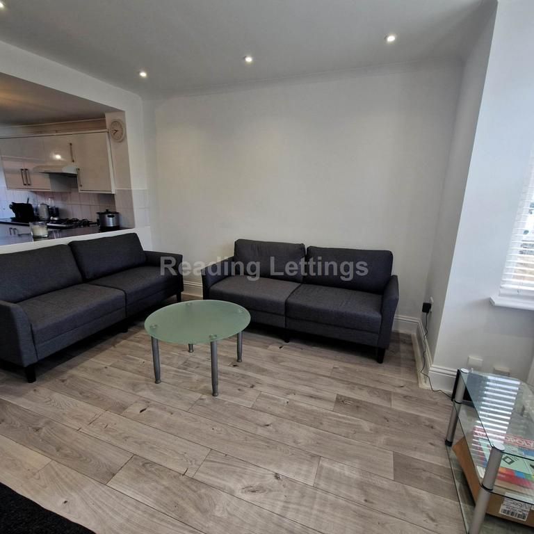 8 bedroom semi-detached house to rent - Photo 1