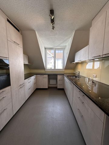 5.5-Zimmer-Dachwohnung mit 153 m², Terrasse und Garage im Zentrum v... - Foto 2