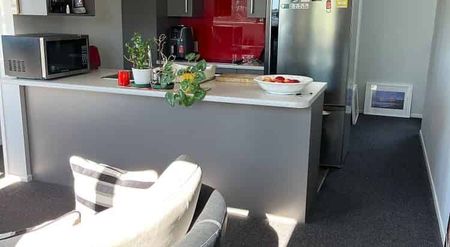 Sunny & Warm 3 bedroom 2 bathroom Townhouse - Photo 3