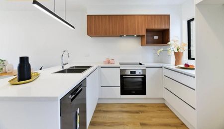 Beautiful 2 Bed Townhouse & Pet Friendly!! - Photo 3