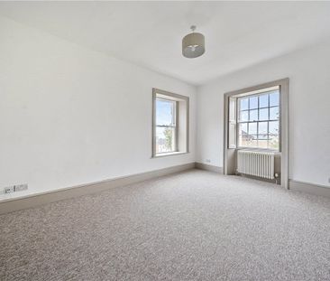 An extremely handsome, newly renovated, 4 bedroom period attached h... - Photo 1