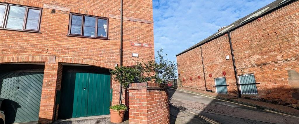 2 bedroom end of terrace house to rent - Photo 1