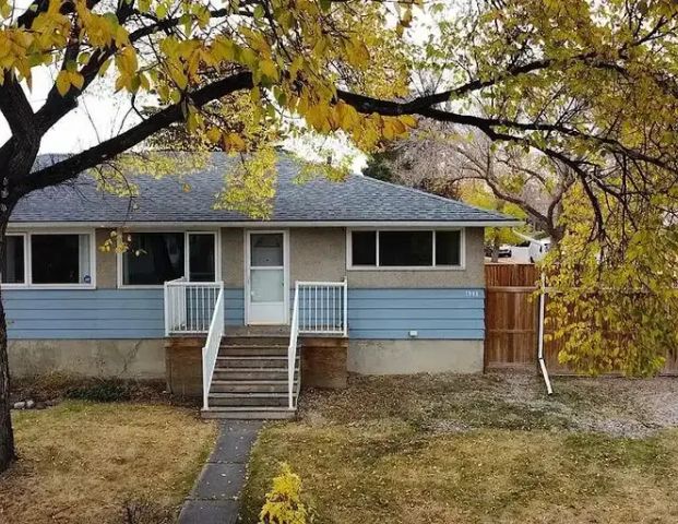 Beautiful , Nice and Clean 2 BDR corner unit Half Duplex | 1944 10 Avenue Northeast, Calgary - Photo 1